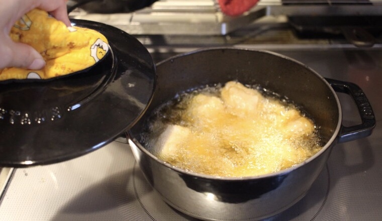 【Staub】唐揚げ美味しく作るなら万能ホーロー鍋「ストウブ」がおすすめ！少ない油跳ねで揚げ物ができちゃう！